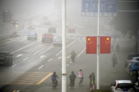 深刻な大気汚染で白くかすむ天津市街地。東アジア大会の期間中、ほとんど青空を見ることができなかった(2013年10月6日、共同)