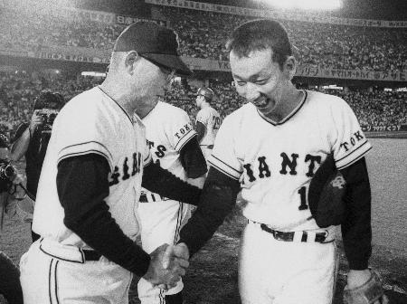1972年8月、20勝を挙げた堀内恒夫投手(右)を祝福する巨人の川上哲治監督=後楽園球場