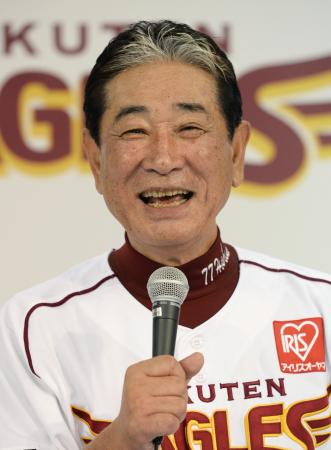 日本一に輝き、記者会見で笑顔を見せる楽天・星野監督=3日夜、Kスタ宮城