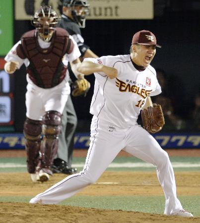 田中の派手なガッツポーズと雄たけびは日本ではすっかりおなじみだが…(2013年9月6日、開幕20連勝をマークした日本ハム戦で、共同)