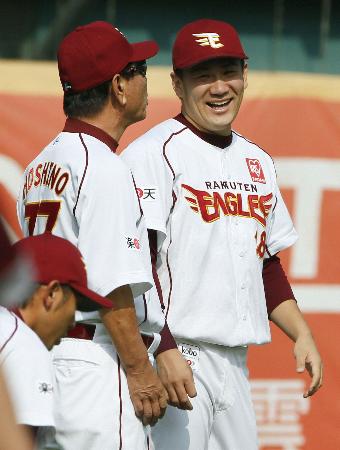 アジアシリーズの前日練習で星野監督(左)と談笑する楽天・田中=台中(共同)