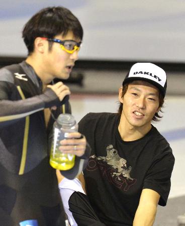 ソルトレークシティーで調整の合間に言葉を交わす日本の両エース、長島圭一郎(右)と加藤条冶(2013年11月15日、共同)