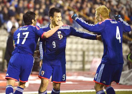 3点目のゴールを決め、長谷部(左)、本田(右)と喜ぶ岡崎=ブリュッセル(共同)