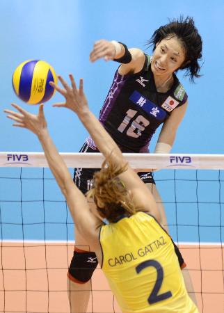 新戦術を模索し駆使する真鍋政義監督から頑張りを認められた迫田さおりがスパイクを決めた(2013年11月18日のブラジル戦から、共同)