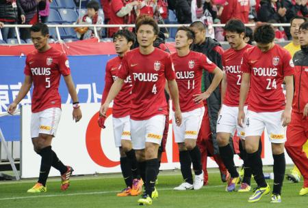 川崎に敗れ、肩を落として引き揚げる浦和イレブン=11月23日、埼玉スタジアム