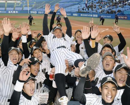 7年ぶり4度目の優勝を果たし、ナインに胴上げされる亜大の生田監督=神宮