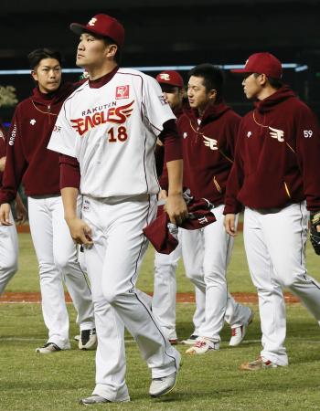楽天はアジア・シリーズの準決勝で統一に敗れ2013年シーズンを終えた。日本での激闘に疲れ果て、田中(左から2人目)や則本は登板させず外国人2人も不在で大会に臨んだ結果だった(11月20日、共同)
