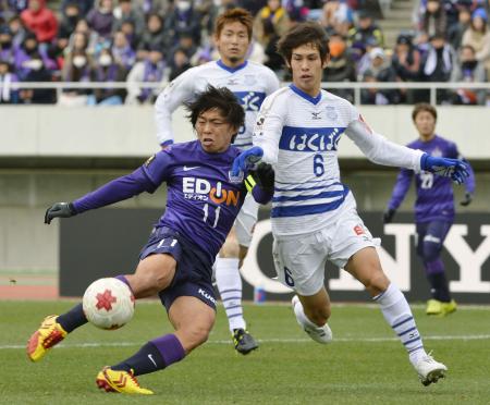 天皇杯準々決勝で先制ゴールを決める広島の佐藤寿人=Eスタ