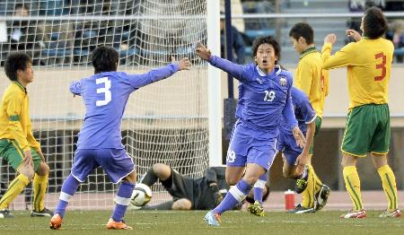 生まれ変わる国立競技場での最後の高校サッカー決勝は史上初の北陸対決となり、延長後半終了間際に富山第一の村井(19)が決勝ゴールを決めた(2014年1月13日、共同)