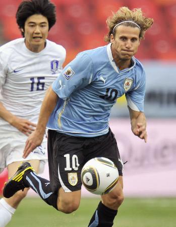 2010年、ワールドカップ(W杯)南アフリカ大会の韓国戦で、攻め込むウルグアイのフォルラン=ポートエリザベス(共同)