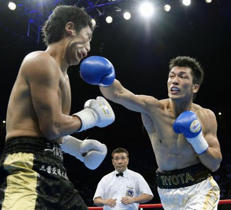 プロデビュー戦で東洋太平洋ミドル級王者の柴田明雄(左)にTKO勝ちした、ロンドン五輪のボクシング金メダリストの村田諒太=2013年、8月、東京・有明コロシアム