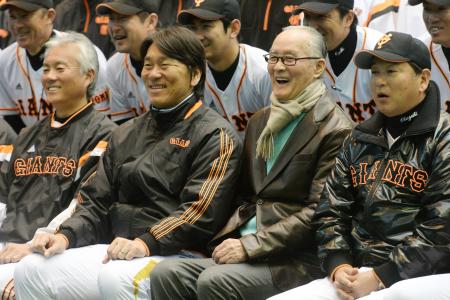 2軍を視察に訪れ、記念写真に納まる巨人の臨時コーチ、松井秀喜氏(左から2人目)