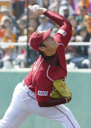 巨人とのオープン戦で、2回無失点と好投した楽天・松井裕=23日、沖縄セルラー