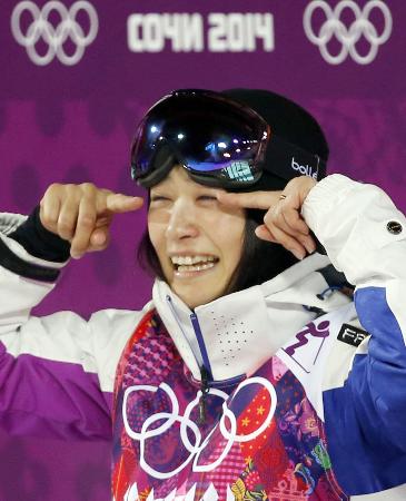 ソチ五輪女子モーグル決勝3回目を滑り終えた上村愛子は泣いたが、応援の仲間には“感激の涙”であることをアピールした(2014年2月8日、共同)