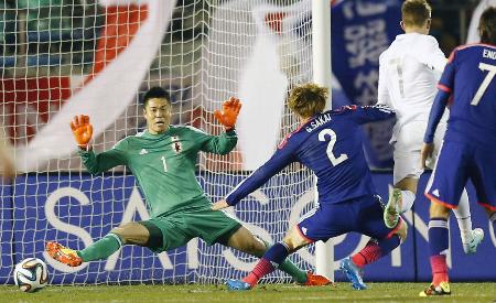 日本―ニュージーランドで懸命に守る、日本代表GK川島永嗣=国立競技場