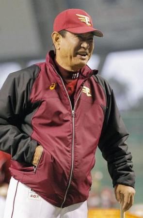 開幕前日の練習で笑顔を見せる楽天・星野監督=西武ドーム