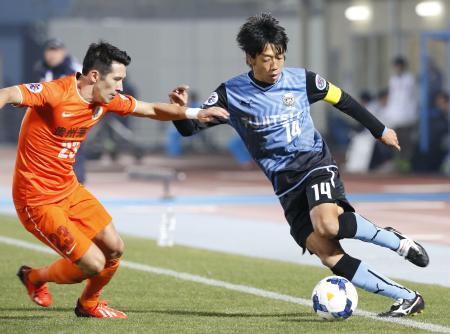 ACL1次リーグ貴州戦の後半、相手選手と競り合う川崎・中村憲剛(右)(2014年2月26日、共同)