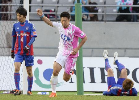 後半、ゴールを決めた鳥栖・豊田。左はFC東京・高橋=味スタ、2014年4月6日