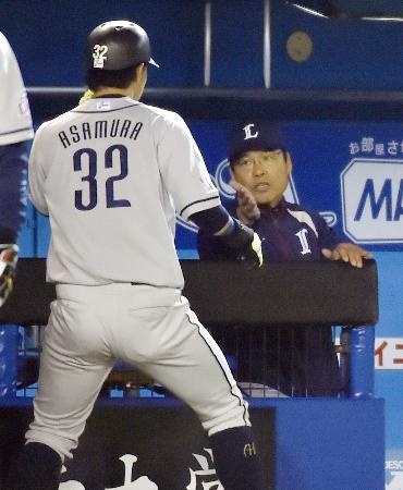 ロッテ戦の9回、 2点本塁打を放った主砲浅村(左)を迎える伊原監督(2014年4月1日、共同)