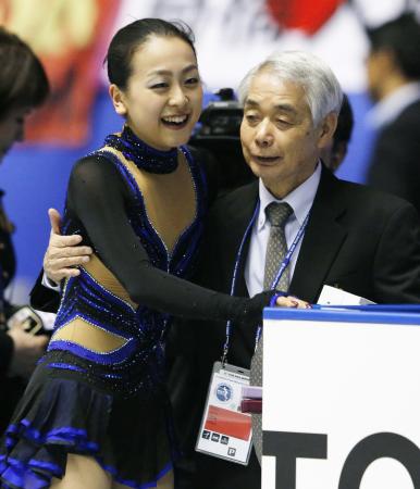 女子フリーの演技を終えた浅田真央(左)を迎える佐藤信夫コーチ。昨年11月のNHK杯から(2013年11月9日、共同)
