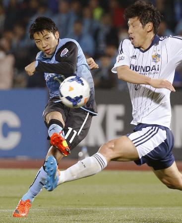 風間監督の下、才能を開花させた小林(左)。ACL1次リーグの蔚山戦で先制ゴールを決める(2014年4月22日、共同)