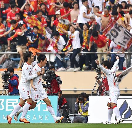FC東京―名古屋 後半、先制ゴールを決め、喜ぶ名古屋・矢野(左から2人目)=国立競技場