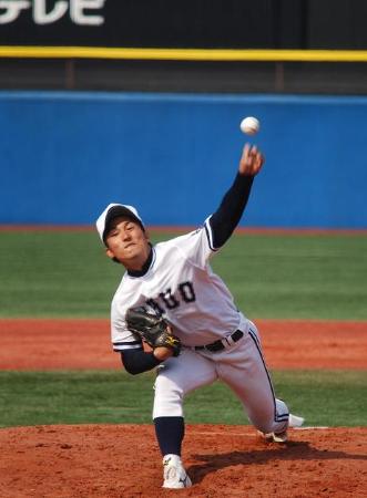 亜大2回戦で先発した中大の島袋は、制球がままならず2回途中で降板した。(2014年4月8日、中嶋巧記者撮影)