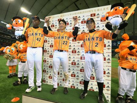 DeNAに圧勝しファンの声援に応える(左から)満塁本塁打の巨人・アンダーソン、プロ初本塁打の小林、勝ち越し打の井端(2014年5月7日、共同)