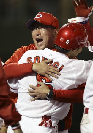 サヨナラ本塁打を放った梵を抱き締める広島・野村監督=どらドラパーク米子
