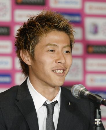 中国から帰国後の記者会見で、W杯代表選出にうれしそうな柿谷曜一朗(2014年5月14日、共同)