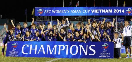 サッカー女子アジア・カップで初優勝を果たし、喜ぶ日本イレブン=5月25日夜、ホーチミン(共同)