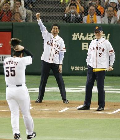 国民栄誉賞授与式後の始球式で、ストライクをコールする球審の安倍首相=2013年5月5日、東京ドーム