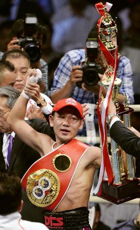 判定勝ちで2度目の防衛に成功し、喜ぶ高山勝成=ボディメーカーコロシアム