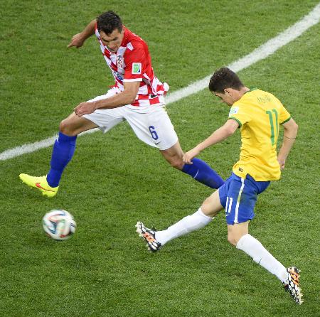 ブラジル―クロアチア 後半、3点目のゴールを決めるブラジルのオスカル(右)=サンパウロ(共同)