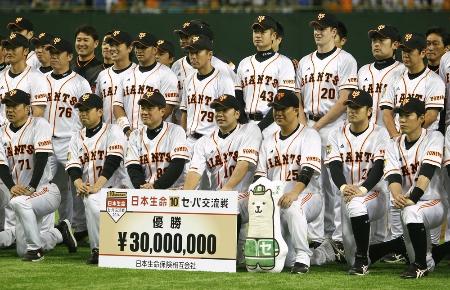 交流戦で2年ぶり2度目の優勝を果たし、記念写真に納まる原監督(前列左から3人目)と巨人ナイン=22日、東京ドーム
