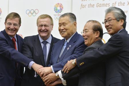 2020年東京五輪・パラリンピックの準備状況を監督するIOC調整委員会と大会組織委員会の第1回会議を終え、笑顔で記念撮影に収まった両者首脳たち。コーツ調整委員長(左から2人目)、東京大会組織委の森喜朗会長(同3人目)、JOCの竹田恒和会長(右端)ら(2014年6月27日、共同)