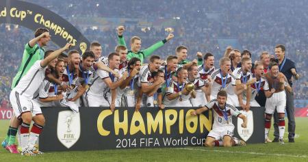 サッカーワールドカップ決勝でアルゼンチンを延長の末に下し、優勝を喜ぶドイツイレブン=7月13日、リオデジャネイロ(共同)