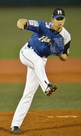 ダイナミックなフォームから球速160キロの剛球を投げ込む大谷。投手としても著しい進境を見せている。(2014年7月9日の楽天戦から、共同)