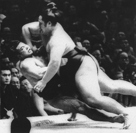 1983年九州場所初日の11月13日。大ノ国(後の横綱大乃国)は右四つ十分の体勢から横綱千代の富士を圧倒して快勝した。大ノ国はこの後、隆の里、北の湖も破り1場所3横綱撃破をやってのけた。(共同)