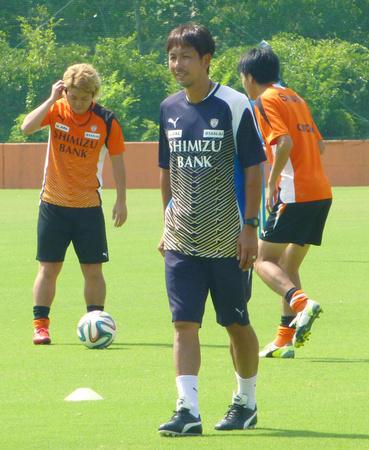 J1清水のトップチームで選手を指導する大榎克己新監督=7月30日、静岡市
