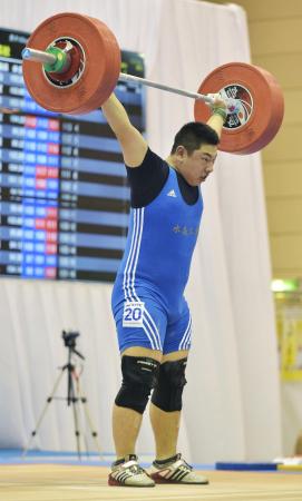 重量挙げ105キロ級を制した丸本大翔。ソフトテニスから転向して1年半足らずで高校チャンピオンになった。たゆまぬ心身の鍛錬と自己記録への挑戦が成長の原動力になっている。(2014年8月5日、共同)