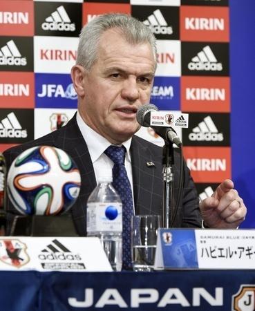 サッカーの日本代表監督に就任し、記者会見するハビエル・アギーレ氏=11日午後、東京都内のホテル