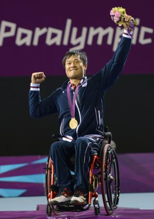 ロンドン・パラリンピックの車いすテニス・男子シングルスで2連覇を達成し、金メダルを胸にガッツポーズする国枝慎吾選手(2012年9月8日、共同)