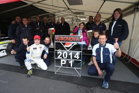 オートGPの年間王者を獲得し、チーム関係者と喜ぶ佐藤公哉(前列左)=Euronova Racing