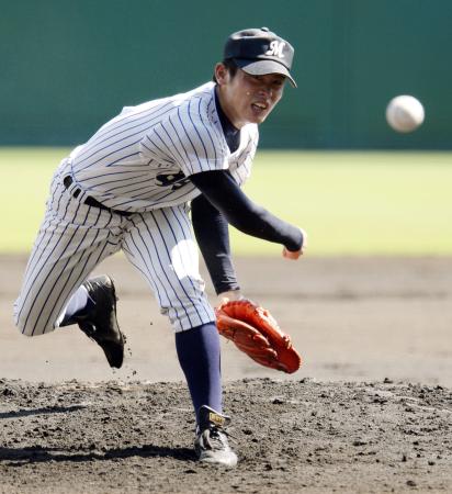 2回戦の大阪桐蔭戦で力投する明徳義塾のエース岸(2014年8月19日、共同)