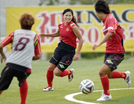 INAC神戸に復帰し練習に合流した川澄奈穂美(中央)(2014年9月3日、共同)