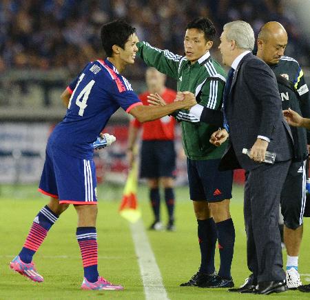 日本―ベネズエラ 後半、先制ゴールを決めアギーレ監督(右)と握手する武藤=日産スタジアム