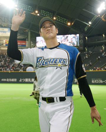 スタンドの声援に応える日本ハム・大谷=札幌ドーム