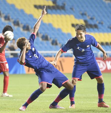 日本―クウェート 後半、2点目のゴールを奪い、ポーズを決める鈴木武蔵。右は原川力=仁川(共同)