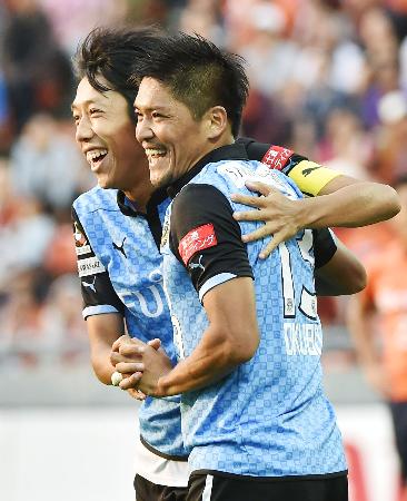 大宮―川崎 後半、自身2点目のゴールを決め、中村(奥)と喜ぶ川崎・大久保=NACK5